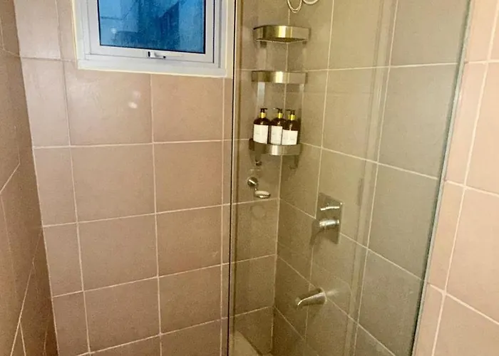 Value-beautiful 1br In The Heart Of Makati W Wifi, Washer-dryer, Pool & Gym Apartment Manila